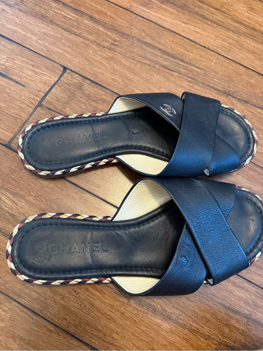 Chanel Black Leather Braided Trim Criss Cross CC Flat Slide
Sandals Size 41c - Picture 3 of 10